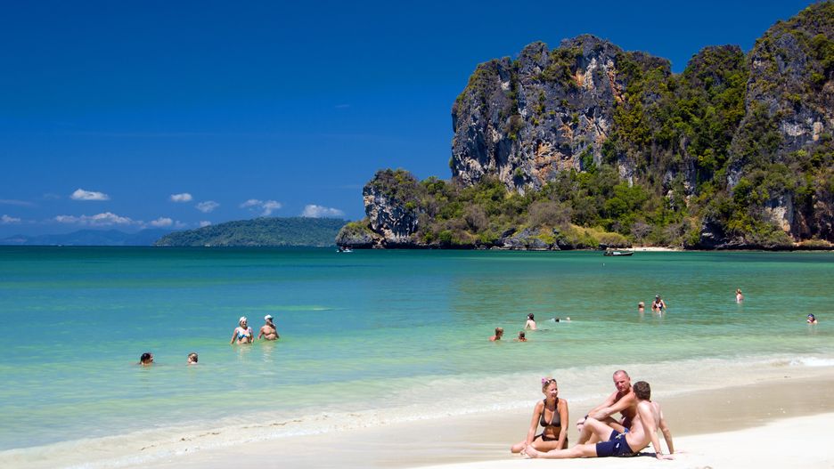 Turyści na plaży Railay w Tajlandii 