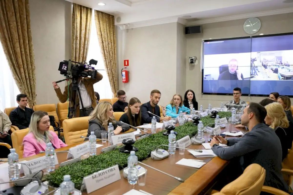 Rosyjscy blogerzy obradują okrągłym stole w Izbie Publicznej.