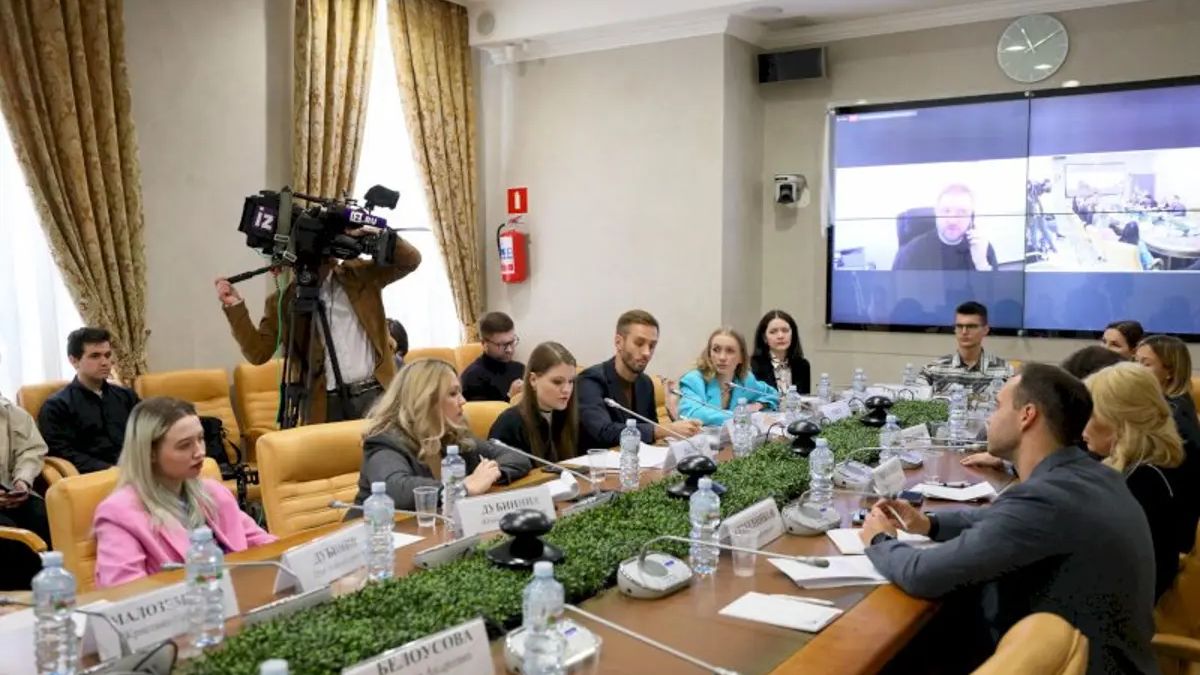 Rosyjscy blogerzy obradują okrągłym stole w Izbie Publicznej.