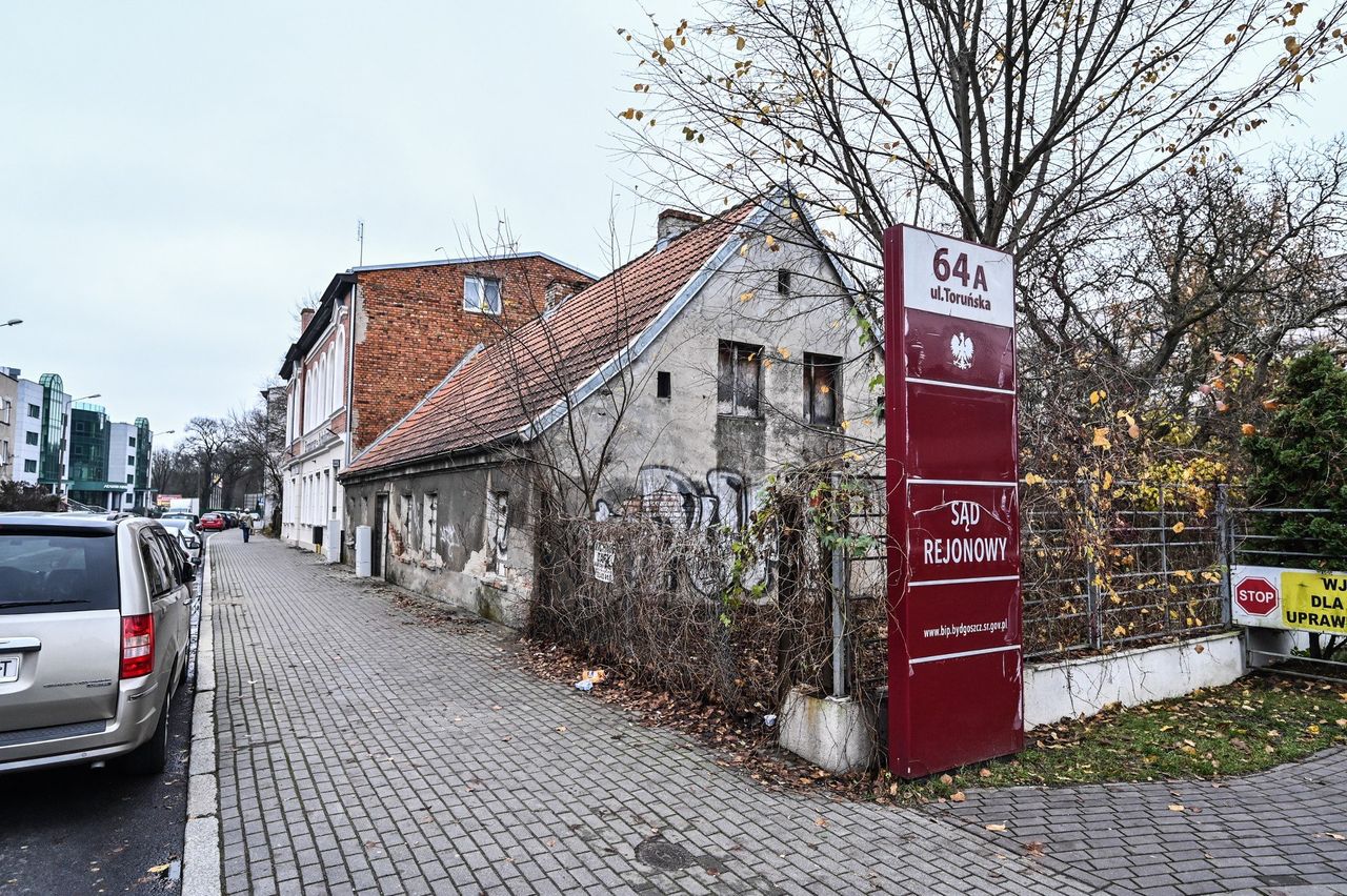 Bydgoszcz: Ruina przy sądzie i brak miejsc parkingowych
