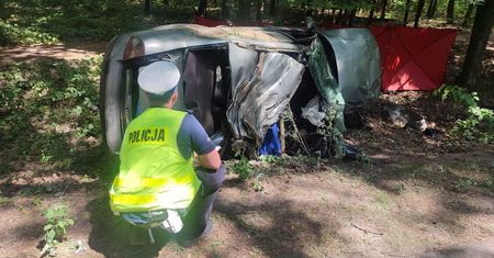 Dachował i uderzył w drzewo. Śmiertelny wypadek