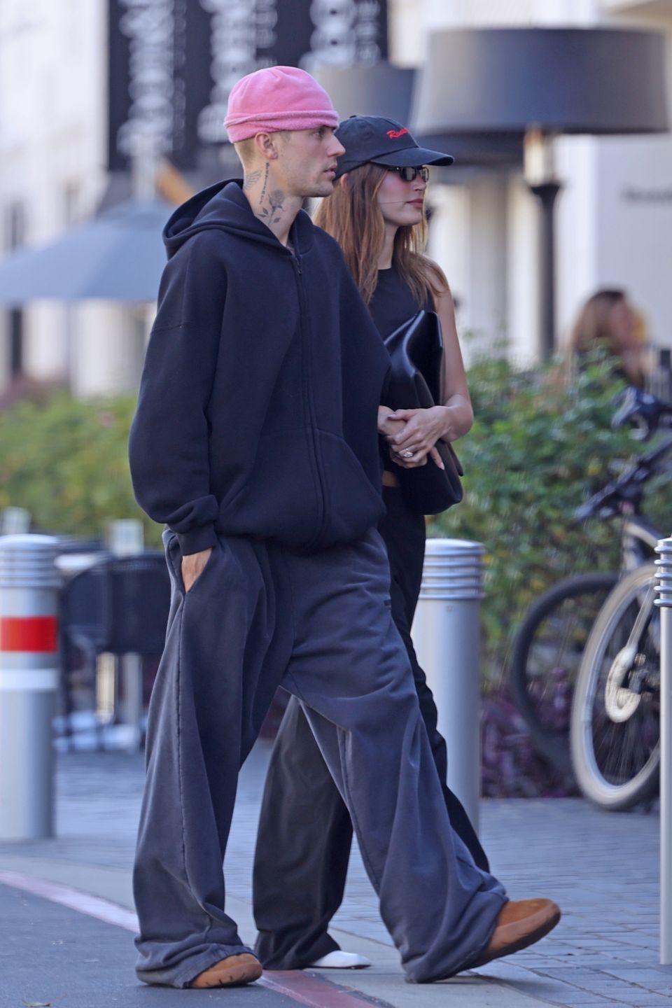 Bieberowie maszerują pod rękę do restauracji