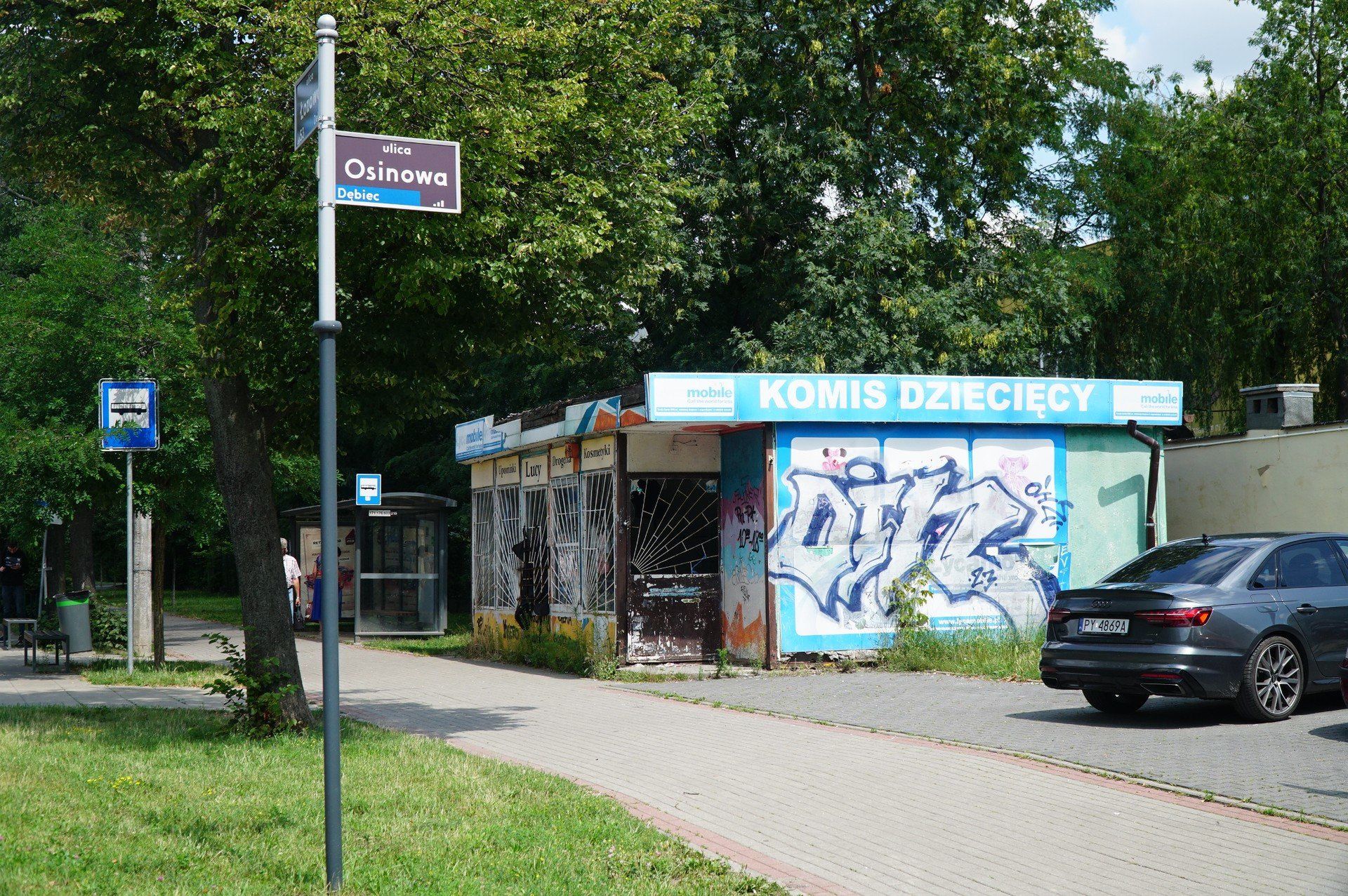 Opuszczony kiosk na skrzyżowaniu ulic Łozowej i Osinowej w Poznaniu