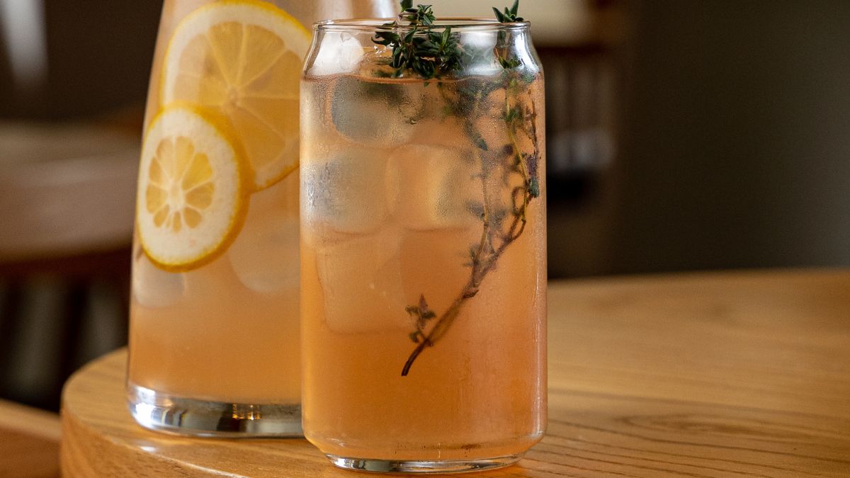 Ziołowa lemoniada jest idealna na relaksujący letni wieczór