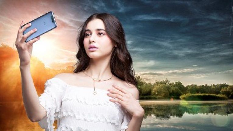 ZTE Blade V8 w pełnej krasie. Ma podwójny aparat 1