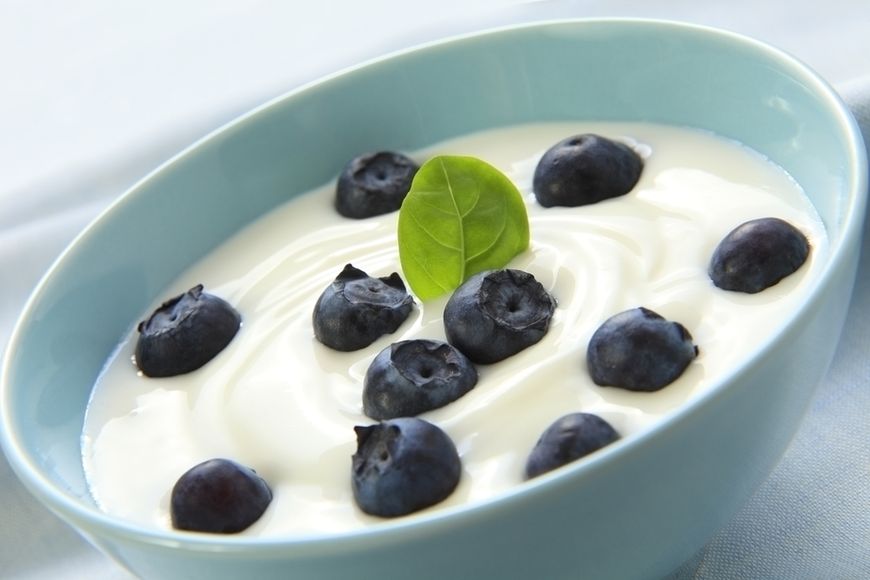Jogurt z jagodami to zdrowa alternatywa dla lodów.