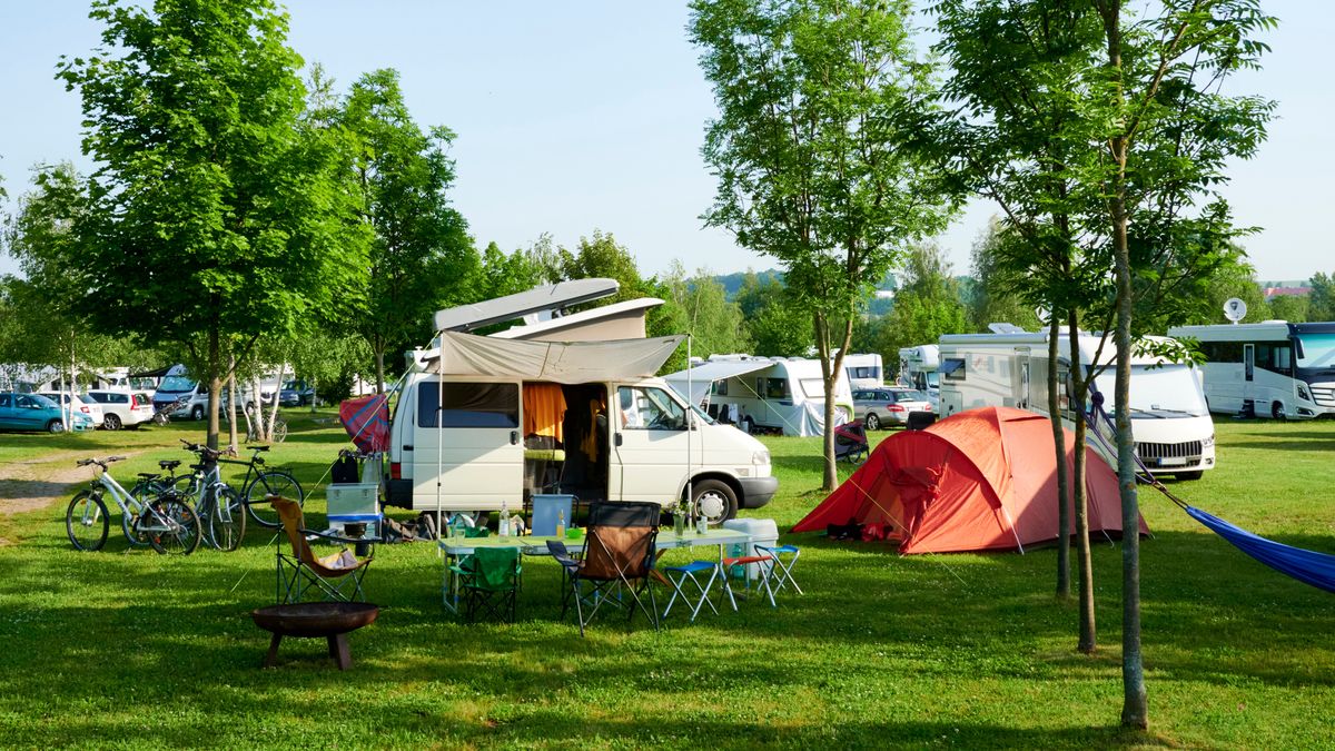 Nocleg pod namiotem dla 4-osobowej rodziny to koszt ok. 170 zł.