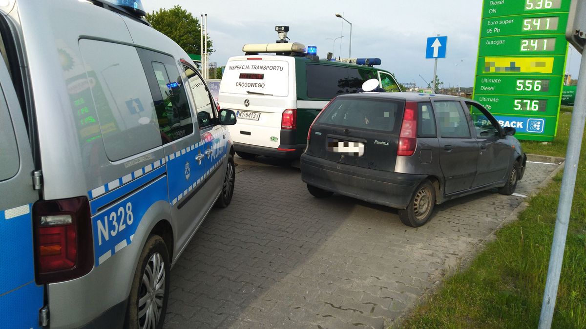 Kierowca nie tylko był pod wpływem, ale i nie posiadał wymaganych uprawnień.