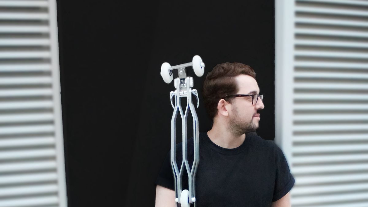 Mateusz Sipiora ze swoim projektem hulajnogami Supersonic. 