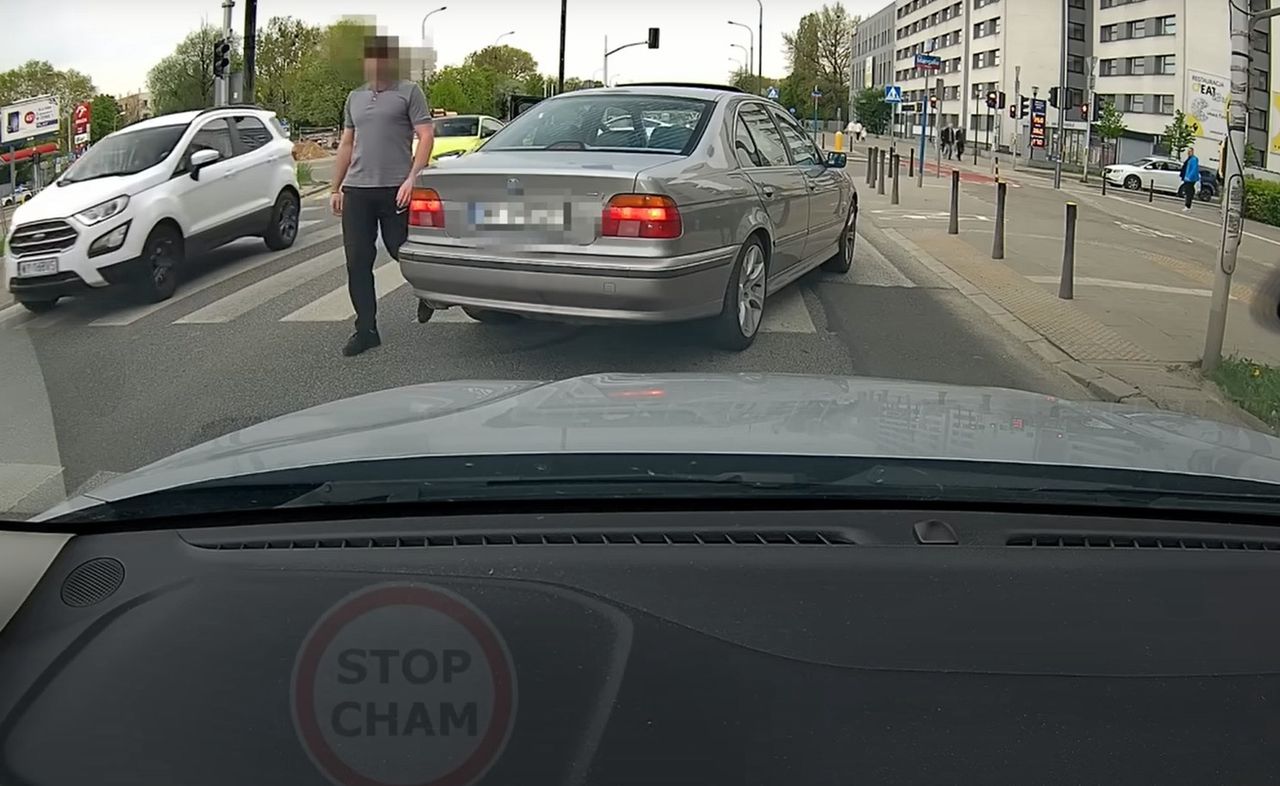 "Chcesz w palnik?!". Kierowca BMW nie zauważył żółtych linii na jezdni