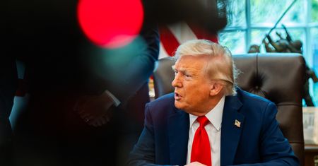 Nvidia prezentuje wyniki, a dolar osłabia się na tle konfliktu Trumpa z Fed