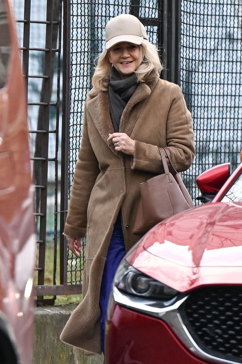 Naturalna Grażyna Torbicka załatwia sprawunki na mieście