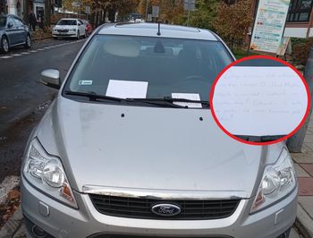 Kartka za wycieraczką. Strażnicy wlepili mandat i odjechali. Pomógł przechodzień