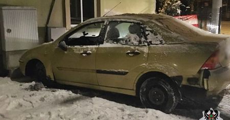 Wałbrzych. 21-latek urządził sobie rajd po pijaku. Jazdę autem zakończył na murze kamienicy