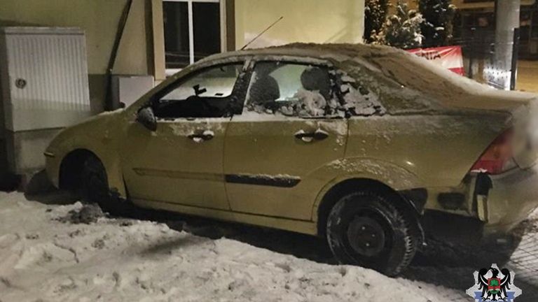 Wałbrzych. 19-latek urządził sobie rajd po pijaku. Jazdę autem zakończył na murze kamienicy