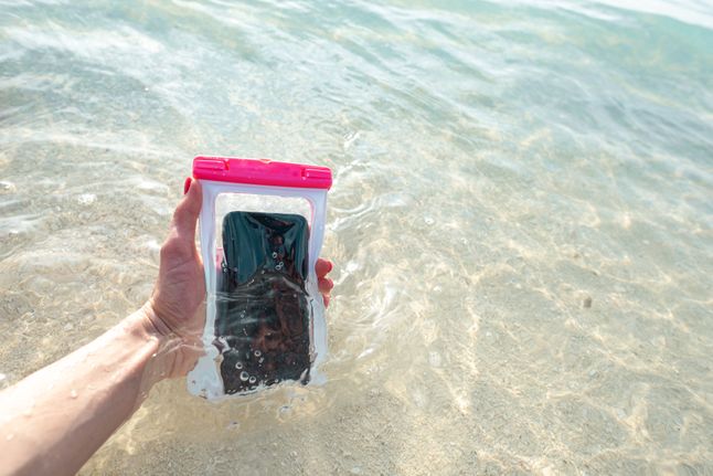 Wodoodporne etui na telefon – coś dla miłośników plażowania ze smartfonem w dłoni