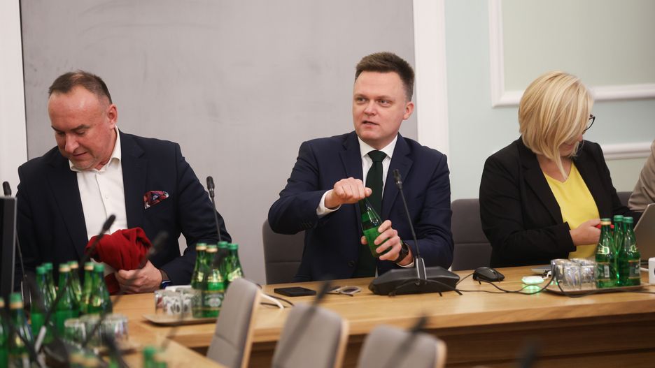 Warszawa, 25.10.2023. Przewodniczący Polski 2050 Szymon Hołownia (C), posłanka PL 2050 Paulina Hennig-Kloska (P) oraz wiceprzewodniczący ugrupowania Michał Kobosko (L) na posiedzeniu Klubu Parlamentarnego Polska 2050, 25 bm. w Sejmie w Warszawie. (amb) PAP/Rafał Guz