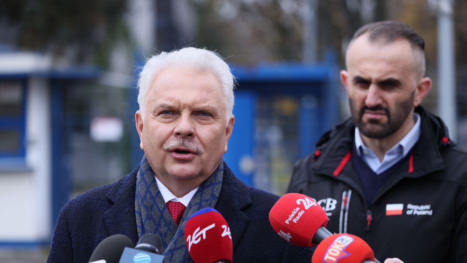 Warszawa, 28.10.2021. Wiceminister zdrowia Waldemar Kraska (L) oraz dyrektor Rządowego Centrum Bezpieczeństwa płk Konrad Korpowski (P) podczas briefingu prasowego przed siedzibą 1. Bazy Lotnictwa Transportowego w Warszawie, 28 bm. W trakcie spotkania zaprezentowano działania MSZ, RCB, RARS i MZ, dotyczące wysyłki sprzętu oraz wylotu personelu medycznego do Rumunii. (mr) PAP/Leszek Szymański