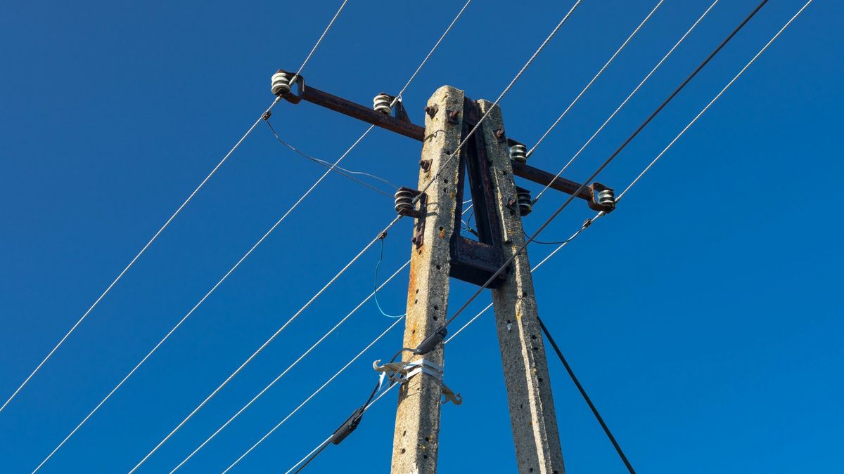 Linie energetyczne średniego napięcia. Słup energetyczny, fragment sieci przesyłowej