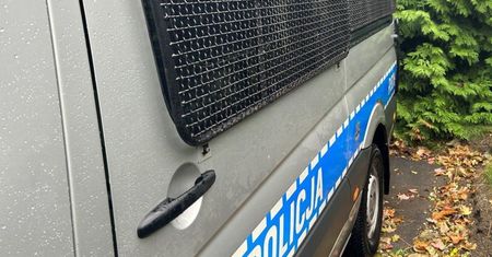 Świecił ludziom w okna. Właściciel posesji wezwał policję