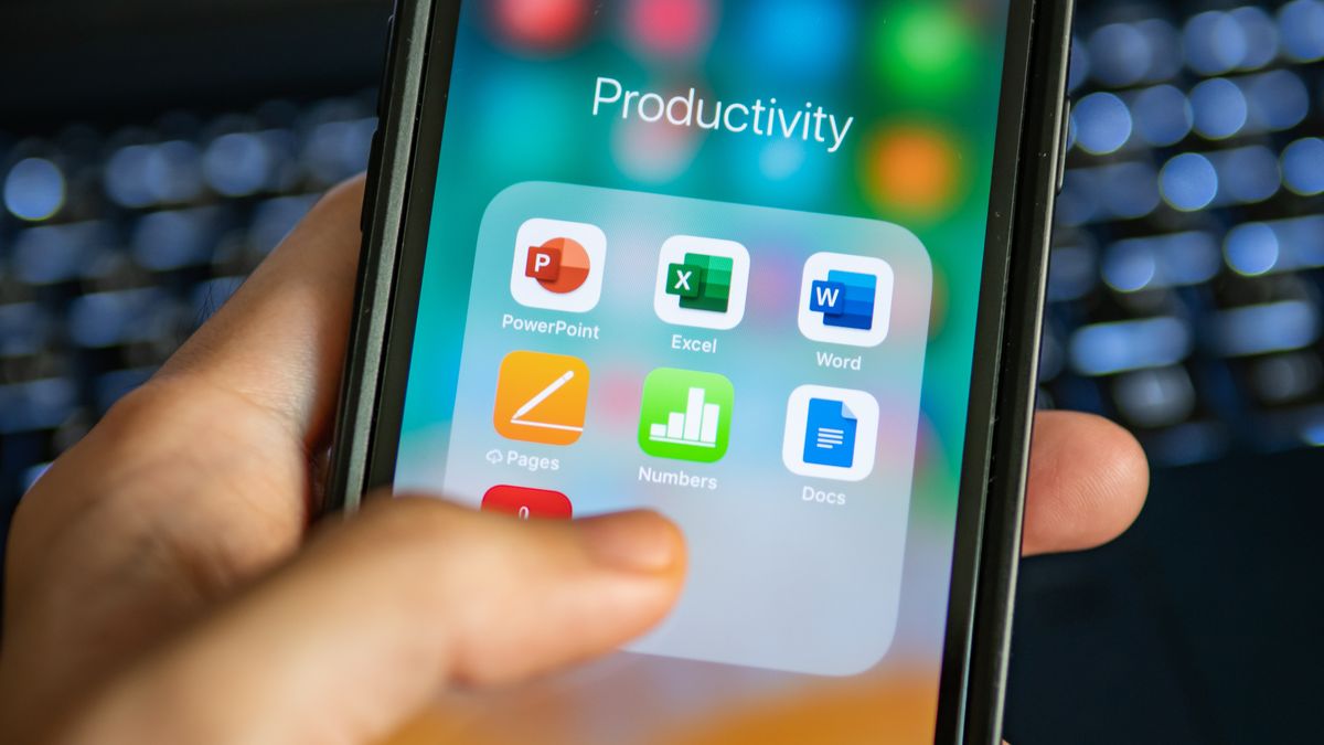 Wersja Family Microsoft 365 to 6 użytkowników, 6 TB na dane i możliwość korzystania na kilkudziesięciu urządzeniach przez całą rodzinę na indywidualnych kontach.