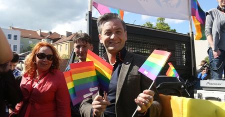 Prokuratura będzie ścigać Biedronia za... palenie marihuany?!