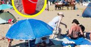 Biorą na plażę wiadro i stawiają obok ręcznika. Trik robi furorę
