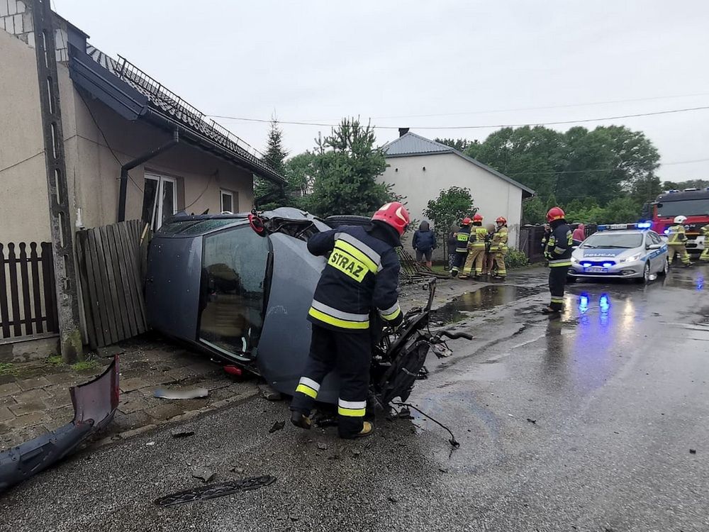 Otwock. 20-latek dachował i uderzył w dom seniorki