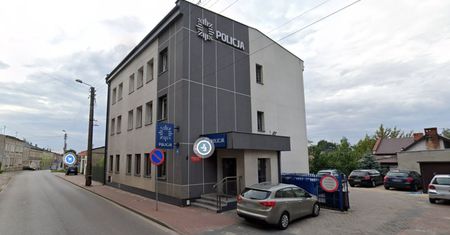Śmierć przed komisariatem. Znaleziono zwłoki 53-latka
