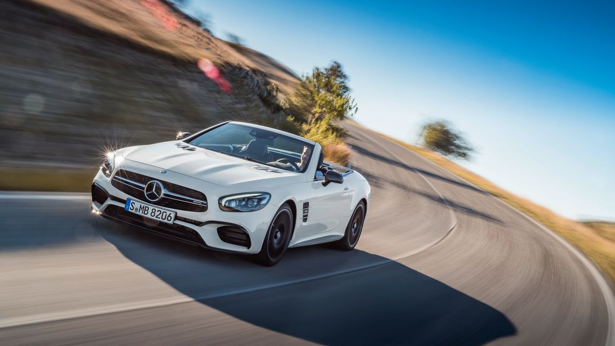 Przemodelowany został pas przedni. Atrapa grilla dostała "diamentowe" wstawki mieniące się za skrzydlatą gwiazdą. Zmienione zostały także przednie światła. Mają one teraz bardziej obły kształt, dzięki czemu stylistyka SL-a jest lepiej zbliżona do wyglądu reszty rodziny.