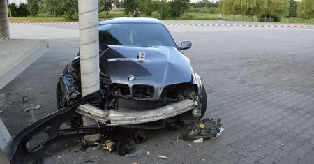 Młody kierowca chciał popisać się przed znajomymi. Ale coś poszło nie tak…