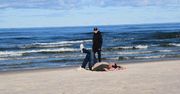 Łeba: Plaża pełna spacerowiczów! Tak wygląda październikowy "chill" nad Bałtykiem. Słońce, plaża i pełny luz!