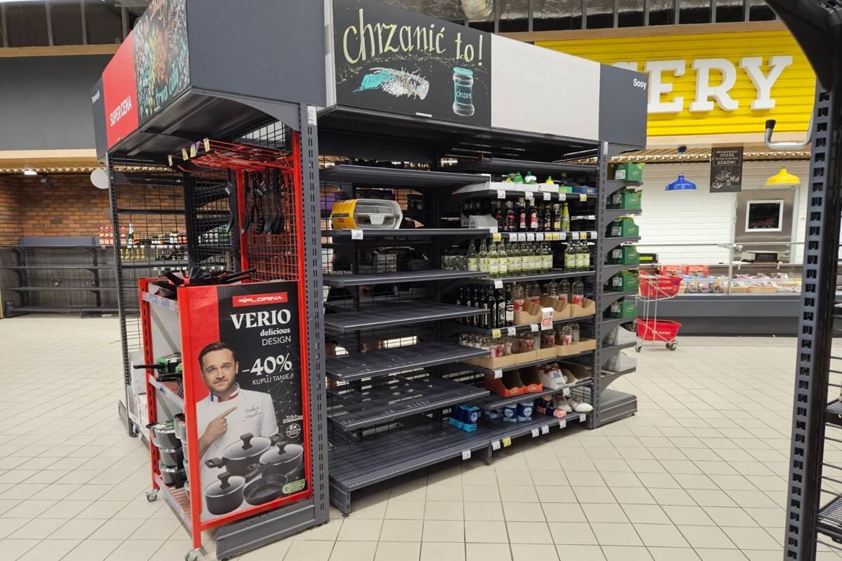 Puste półki w sklepie Carrefour w Galerii Olimp
