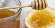 Miód malinowy – właściwości, wygląd i zastosowanie. Gdzie go kupić?
