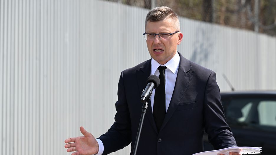 Chmielów, 19.08.2022. Sekretarz stanu w Ministerstwie Sprawiedliwości Marcin Warchoł podczas konferencji prasowej w związku z podpisaniem umowy na �Budowę kompleksu penitencjarnego w Chmielowie�, 19 bm. (mr) PAP/Darek Delmanowicz