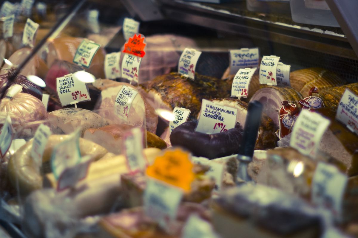Mięso sprzedawane w Biedronce z uwagami GIS (zdj. ilustracyjne).