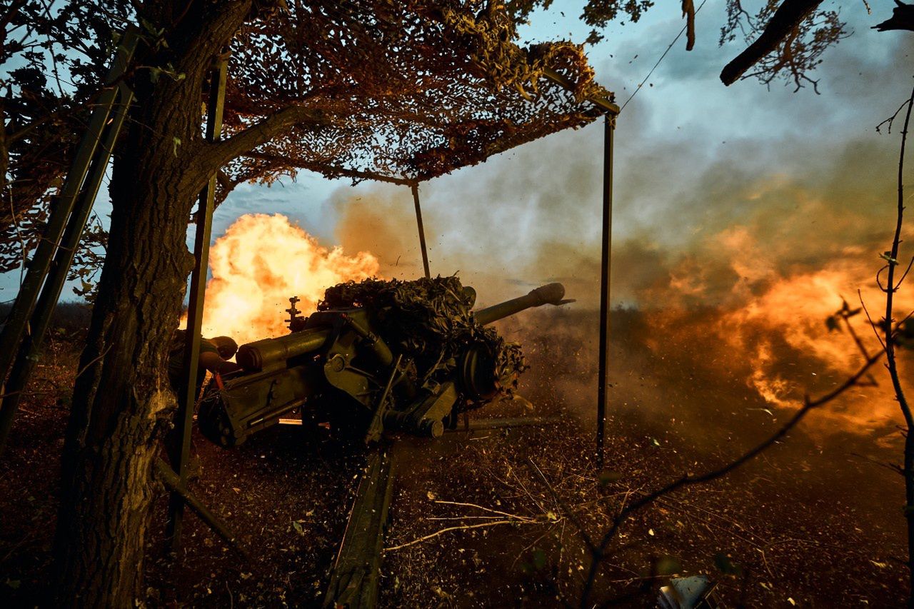 Ukraińska armata w akcji pod Bachmutem