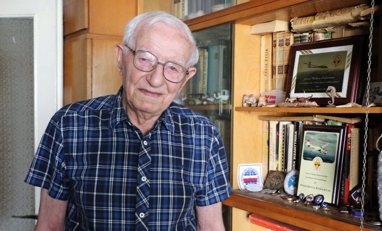 Włodzimierz Ruśkiewicz w powietrzu za sterem szybowca spędził 2500 godzin. Uwielbia latać.