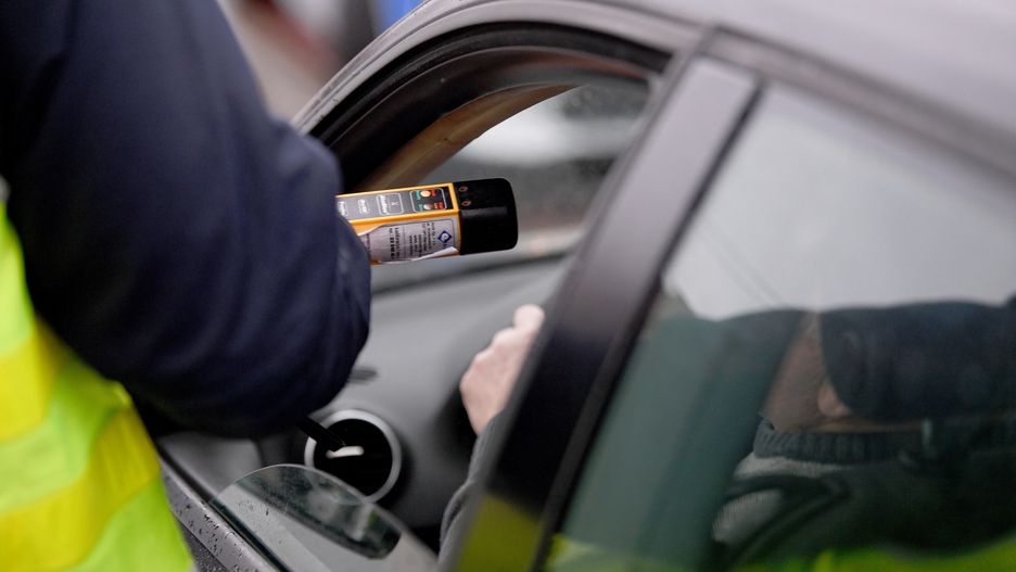 policyjna kontrola
Du�kowiczki, 01.01.2022. Patrol policji podczas kontroli na drodze krajowej numer 77 w Du�kowiczkach, 1 bm. 1 stycznia br. zacz�y obowi�zywa� zaostrzone przepisy ruchu drogowego podnosz�ce m.in. stawki mandat�w karnych. (dd/jm) PAP/Darek Delmanowicz
Darek Delmanowicz
alkomat, drog�wka, kontrola, mandat, mandaty, nowe, nowe stawki mandat�w, nowelizacja Prawa o ruchu drogowym, nowy taryfikator, policja, policjanci, policjant, przepisy, ruch drogowy, ruchu drogowego, surowe, wykroczenia, wykroczenie, zaostrzone, ilustracja