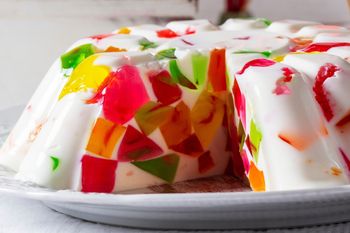 Weź skyr i galaretki. Ten deser wygląda jak potłuczone szkło, ale rozpływa się w ustach