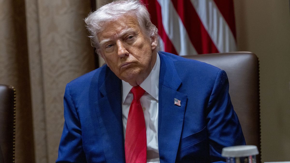 US President Donald J. Trump hosts a cabinet meeting
epa12023459 US President Donald J. Trump listens to remarks during a Cabinet meeting in the Cabinet Room of the White House in Washington, DC, USA, 10 April 2025.  EPA/SHAWN THEW / POOL 
Dostawca: PAP/EPA.
SHAWN THEW / POOL
government, flag, politics