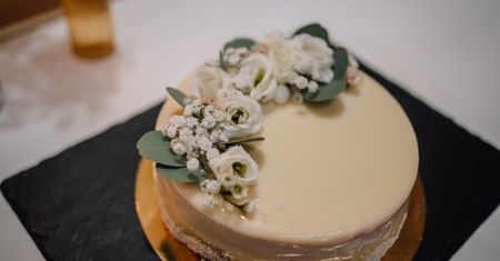 Kwiaty na tort komunijny. Które sprawdzą się najlepiej?