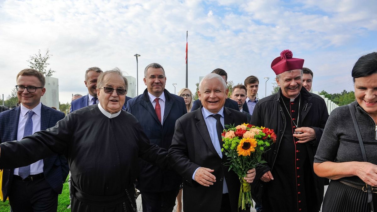 XII Dzi?kczynienie w Rodzinie w ToruniuFOTO. PIOTR LAMPKOWSKI/SUPER EXPRESS, ODSLONIECIE I POSWIECENIE POMNIKA UPAMIETNIAJAOEGO UKRAINCOW, KTORZY RATOWALI POLAKOW Z RZEZI WOLYNSKIEJ, N/Z: (L-P) TADEUSZ RYDZYK, JAROSLAW KACZYNSKI, TORUN, 05.09.2020 WSZYSTKIE ZDJECIA NA HTTP://AGENCJA.SE.COM.PLPIOTR LAMPKOWSKI/SE/EASTNEWS