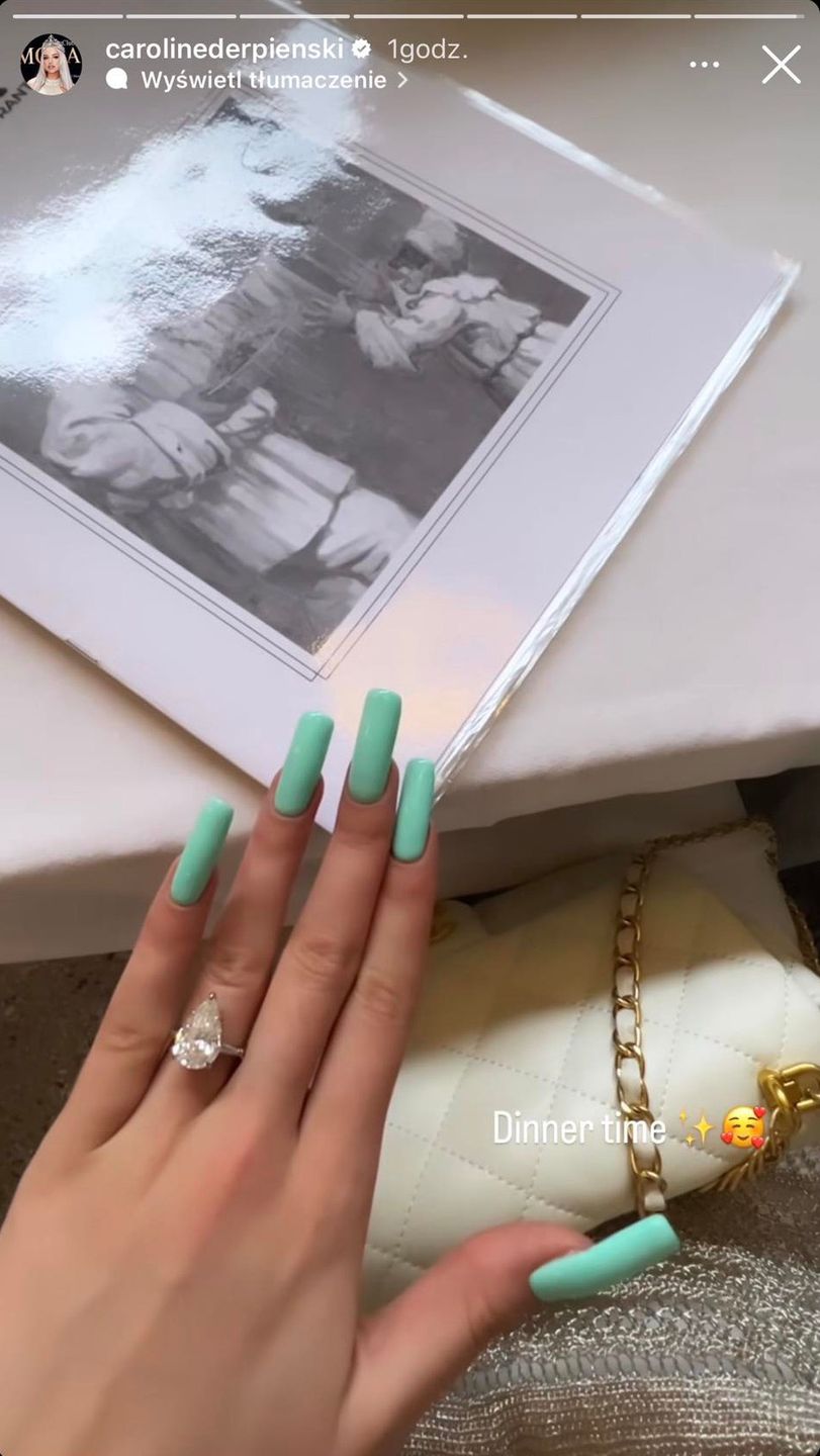 Caroline Derpienski zaopatrzyła się w diamentowy pierścionek