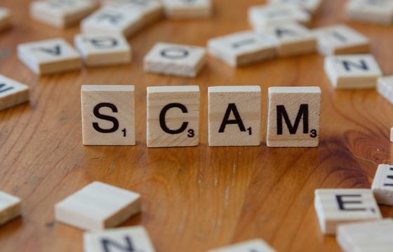 Tylu Polaków natknęło się na scam w internecie. Wyborcy Konfederacji nie chcą surowszych przepisów