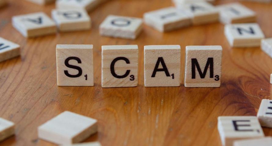 Tylu Polaków natknęło się na scam w internecie. Wyborcy Konfederacji nie chcą surowszych przepisów