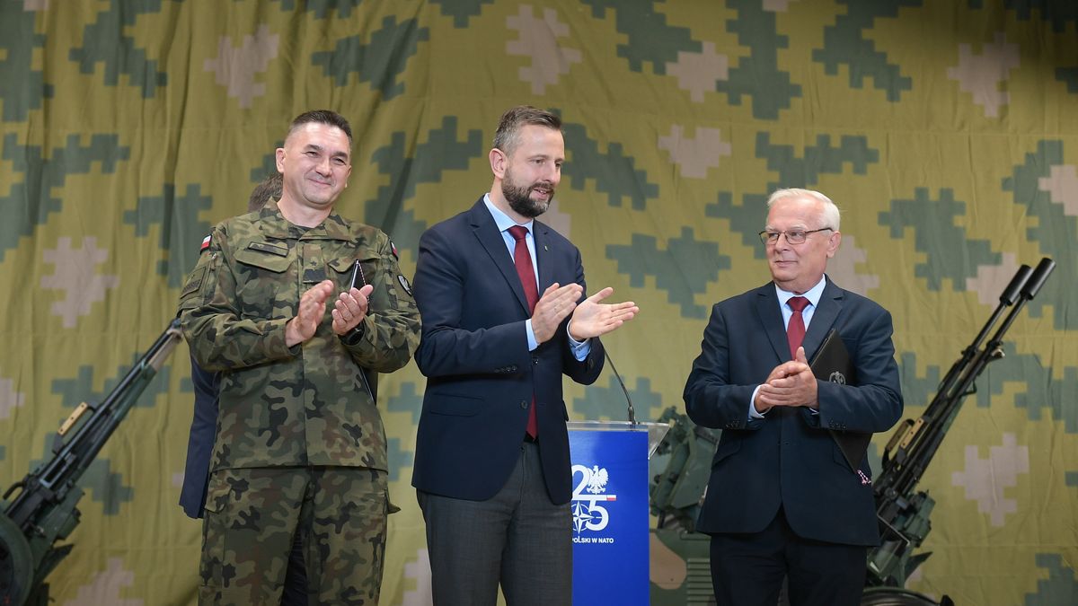 W�adys�aw Kosiniak-Kamysz, Artur Kuptel, Krzysztof Trofiniak
Sochaczew, 04.07.2024. Wicepremier, minister obrony narodowej W�adys�aw Kosiniak-Kamysz (C), szef Agencji Uzbrojenia gen. bryg. Artur Kuptel (L) i prezes zarz�du Polskiej Grupy Zbrojeniowej Krzysztof Trofiniak (P) podczas ceremonii podpisania kolejnej umowy w zakresie wsparcia logistycznego dla przeciwlotniczych zestaw�w rakietowo-artyleryjskich PILICA, 4 bm. w 3. Warszawskiej Brygadzie Rakietowej OP w Sochaczewie. (sko) PAP/Marcin Obara
Marcin Obara
jednostka, logistyczne, MON, pilica, umowa, wojsko, wsparcie, ministerstwo obrony narodowej, obrona