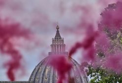 "Nie możecie". Różowy dym nad kopułą Bazyliki św. Piotra