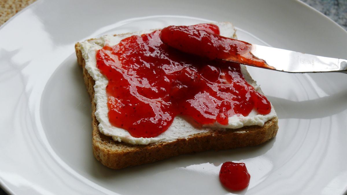 Close-Up Of Jam On Toast
Petra Urbath / EyeEm
"Indulgence, Freshness, Toasted Bread, Day, Food And Drink, Sweet Food, Indoors, Close-Up, Plate, Ready-To-Eat, No People, Strawberry Jam, Jam, Slice, Strawberry, Food, Temptation, Horizontal Image"