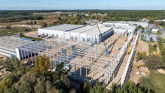 Przemysłowy gigant rośnie w oczach – ALSTAL domyka stan surowy otwarty nowoczesnej hali CANPACK